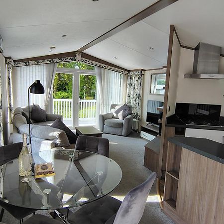 Family Breaks At Rockley Park With Prosecco And A Box Of Chocolates On Arrival Villa Poole Exterior photo